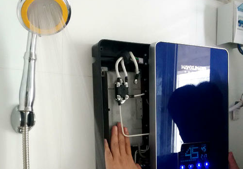 燃气热水器电热水器和集成热水器哪个好？老电工一语道破